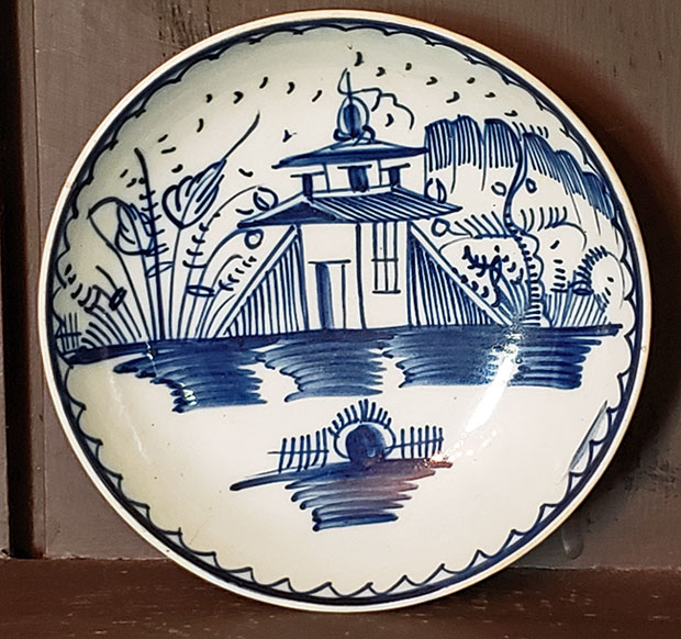 Pearlware saucer with Chinese House Decoration