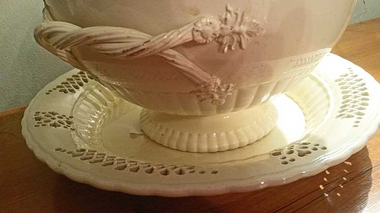 Creamware Bow with cover and Stand