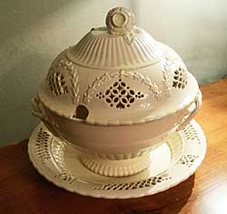 Creamware Bow with cover and Stand